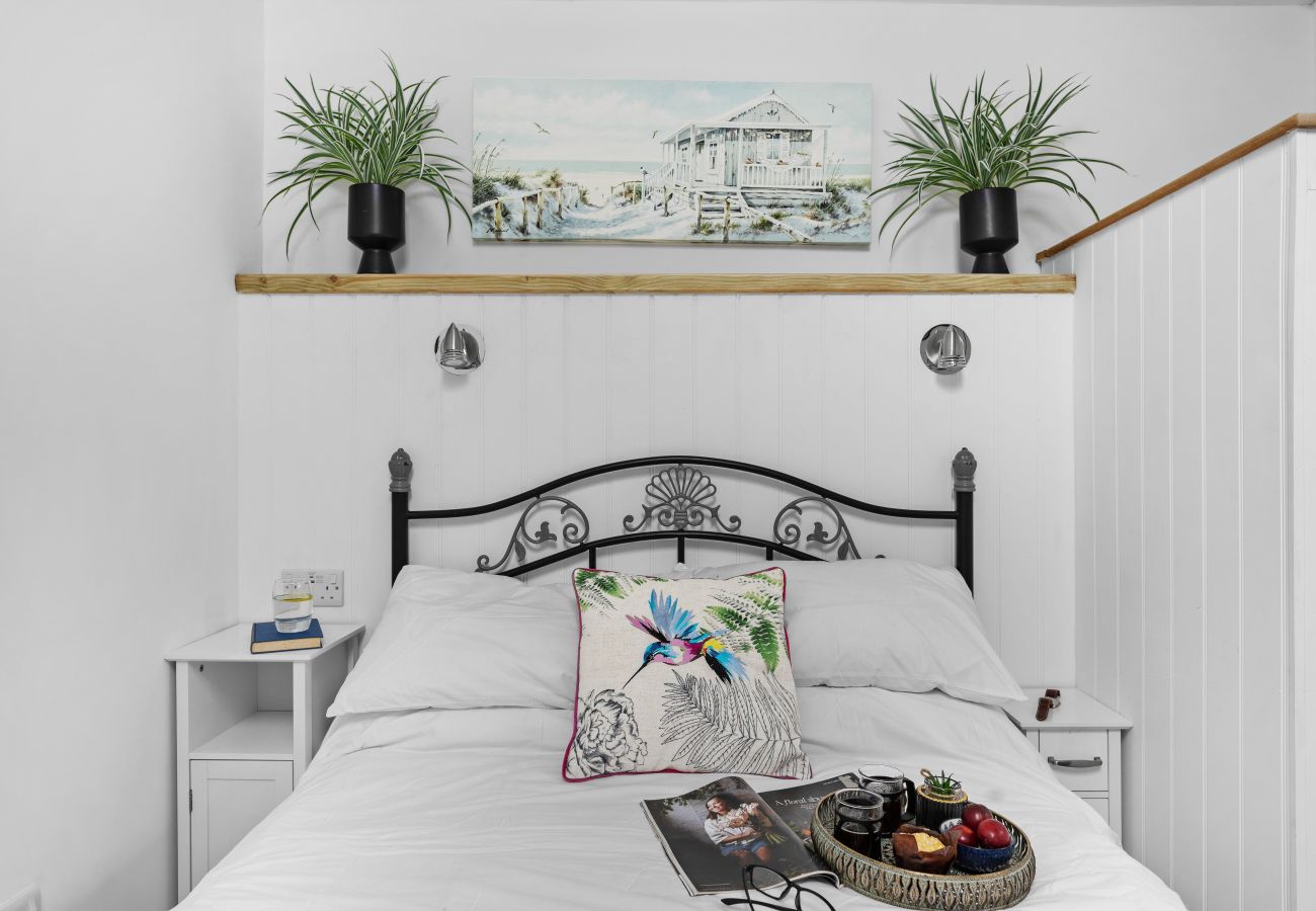 House in Torquay - The Boathouse - Panoramic Sea View Retreat, near Town, Marina & Beach and Parking