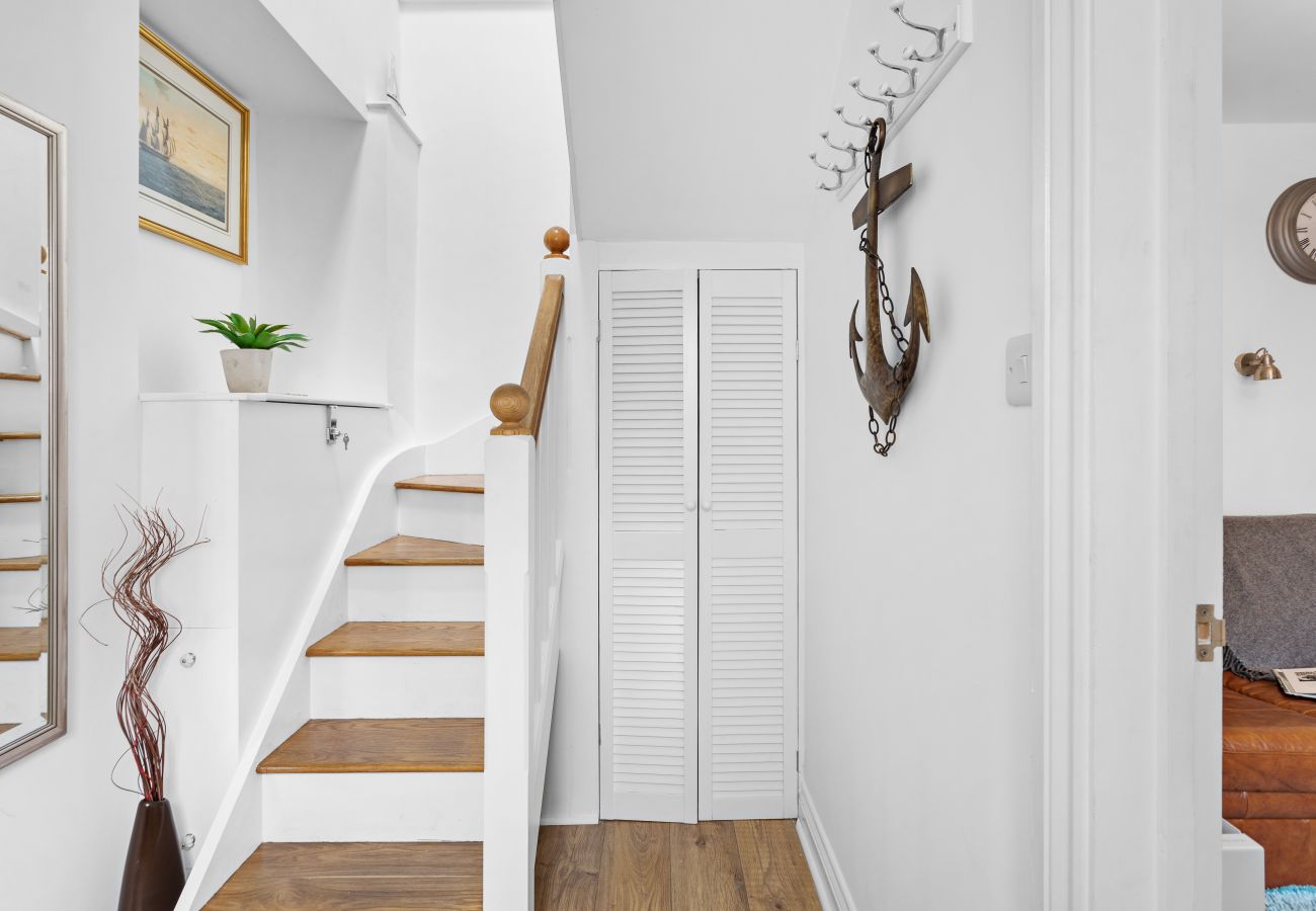 House in Torquay - The Boathouse - Panoramic Sea View Retreat, near Town, Marina & Beach and Parking