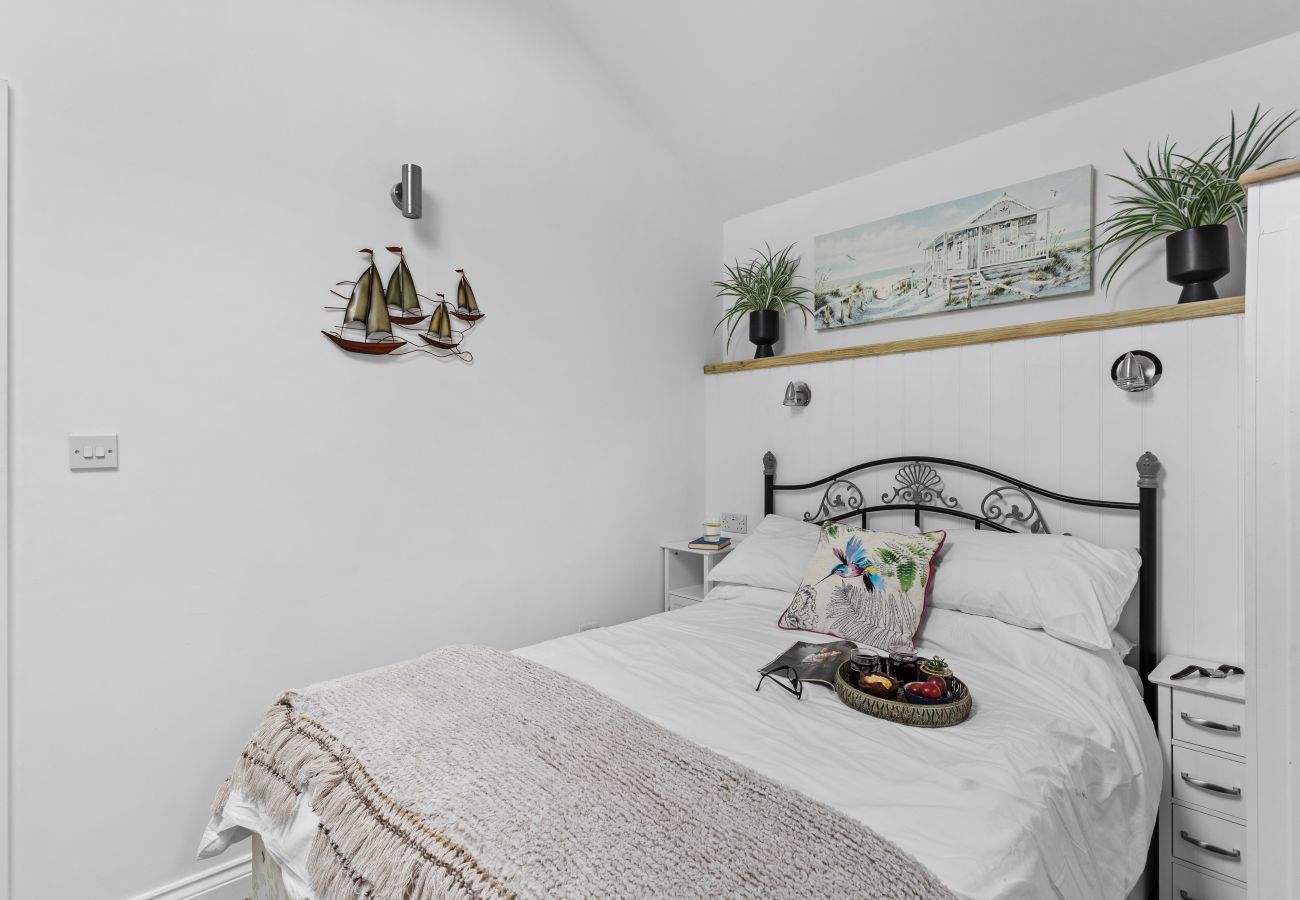 House in Torquay - The Boathouse - Panoramic Sea View Retreat, near Town, Marina & Beach and Parking