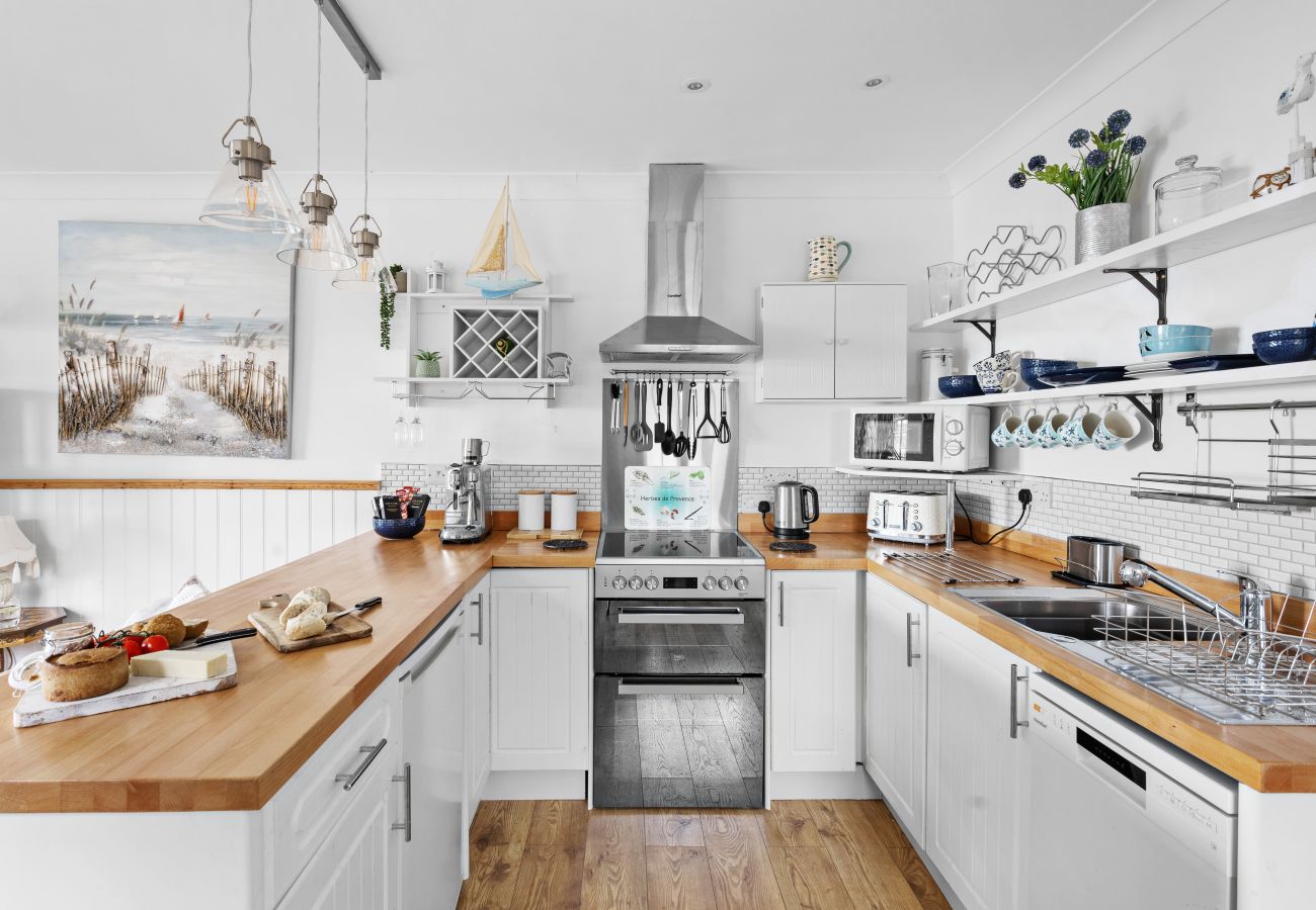 House in Torquay - The Boathouse - Panoramic Sea View Retreat, near Town, Marina & Beach and Parking