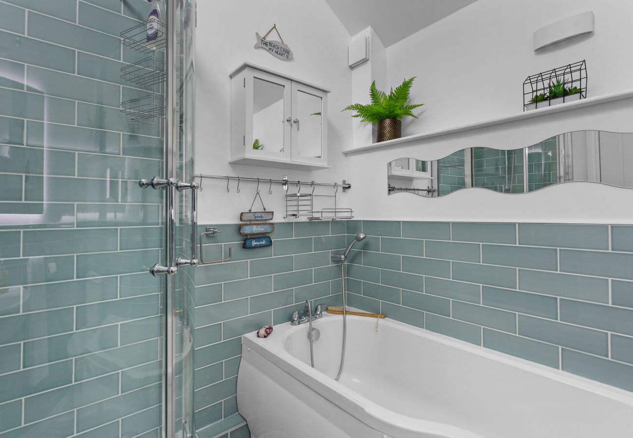 House in Torquay - The Boathouse - Panoramic Sea View Retreat, near Town, Marina & Beach and Parking