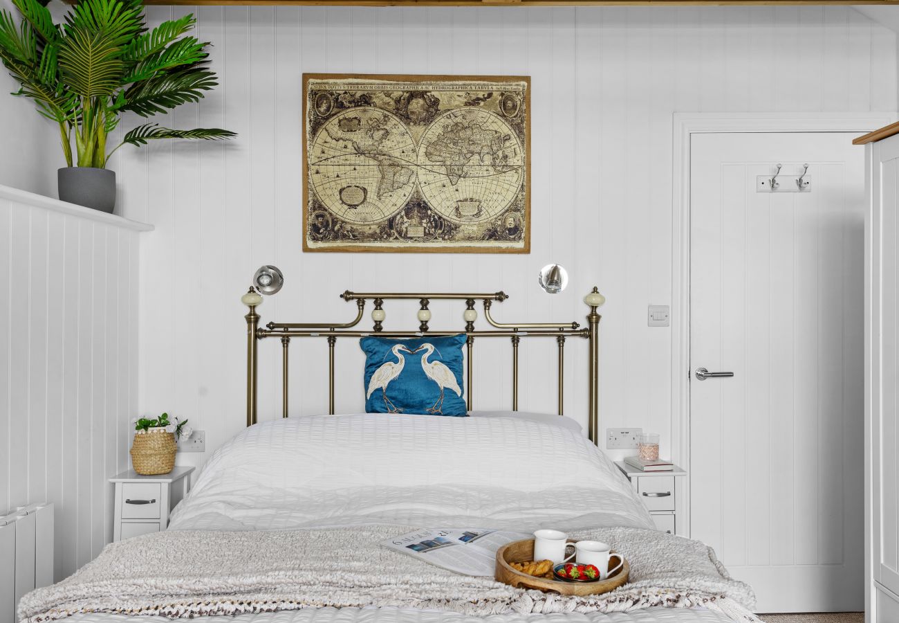 House in Torquay - The Boathouse - Panoramic Sea View Retreat, near Town, Marina & Beach and Parking