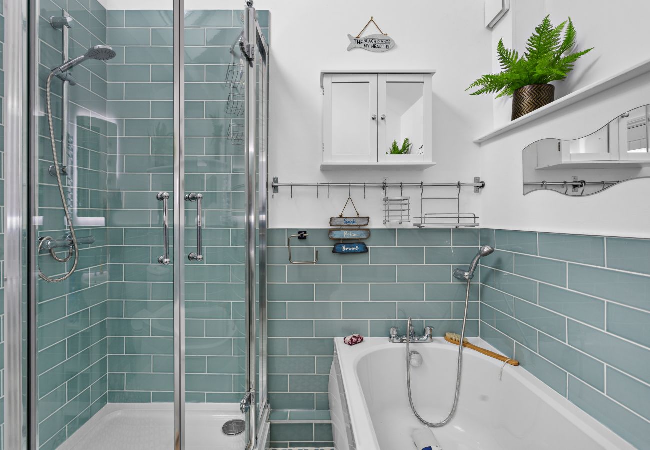 House in Torquay - The Boathouse - Panoramic Sea View Retreat, near Town, Marina & Beach and Parking