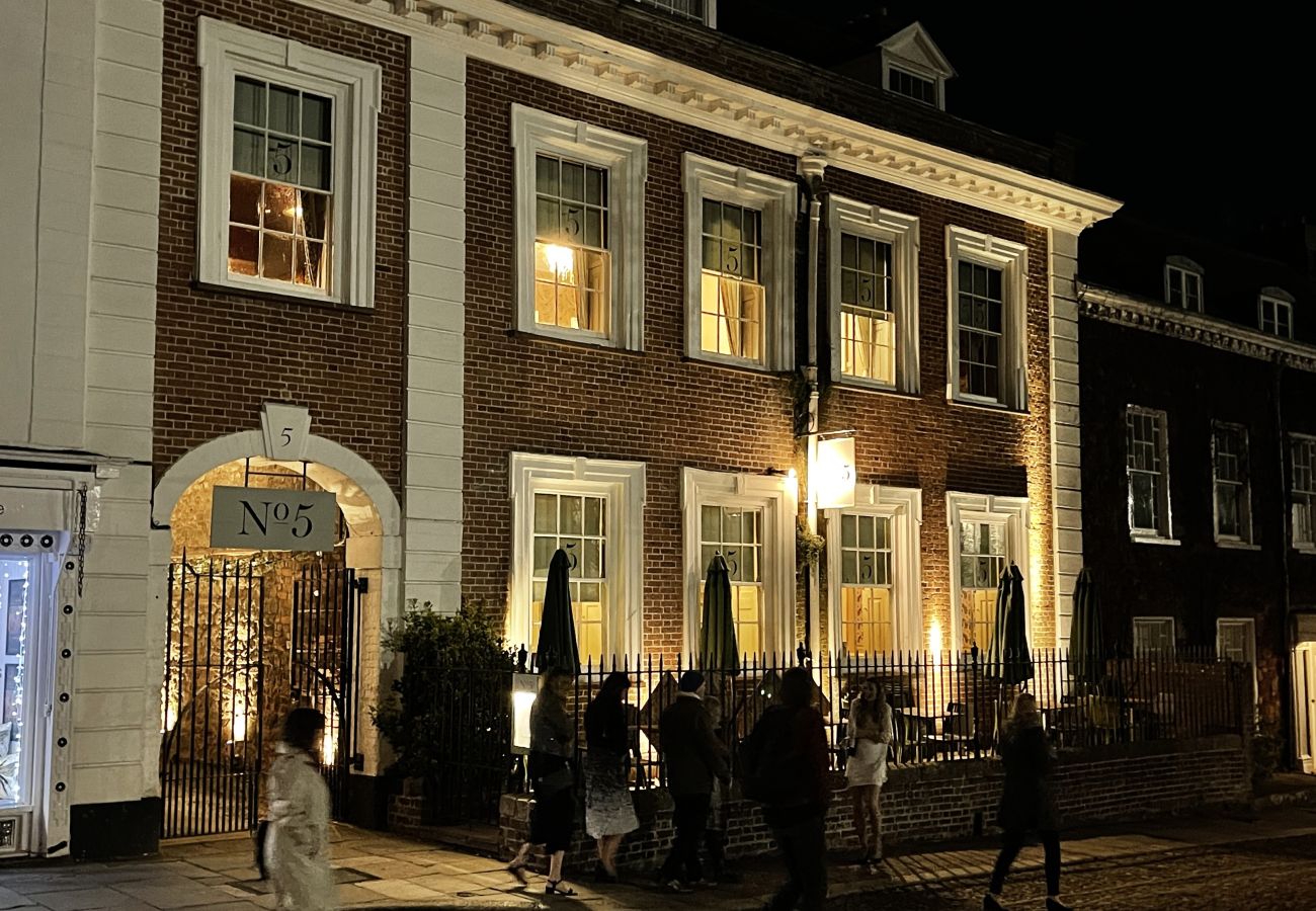 Fresh Escapes - Exeter City Centre Apartment, Cathedral Yard, Exeter at night