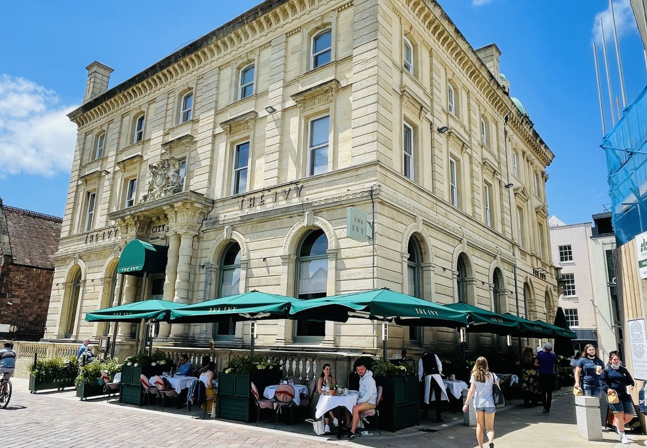Fresh Escapes - Exeter City Centre Apartment, Cathedral Yard Sleeps 4, The Ivy Restaurant