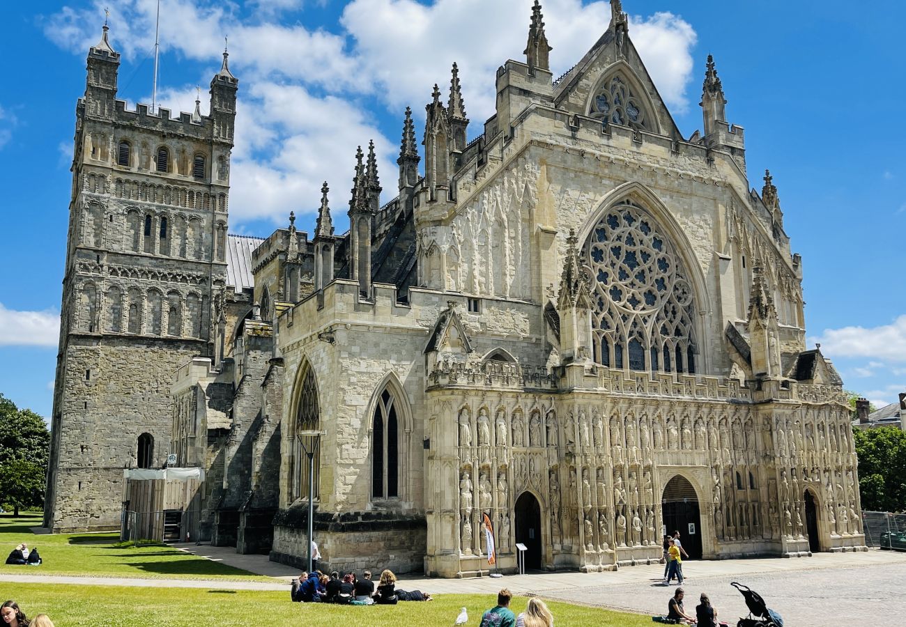 Fresh Escapes - Exeter City Centre Apartment, Cathedral Yard - Exeter Cathedral