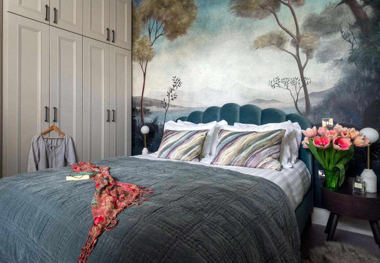 Fresh Escapes - Exeter City Centre Apartment, Cathedral Yard Sleeps 4 