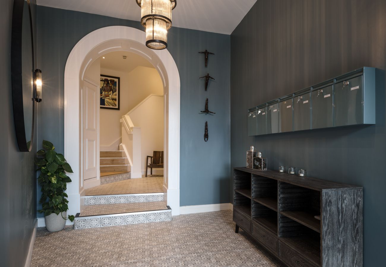 Fresh Escapes - Exeter City Centre Apartment, Cathedral Yard Sleeps 4 