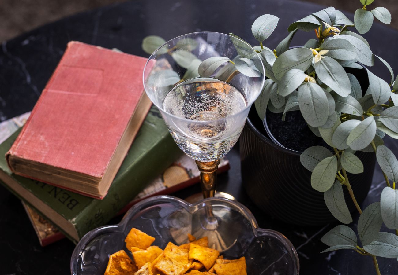 Fresh Escapes - Exeter City Centre Apartment, Cathedral Yard Sleeps 4 