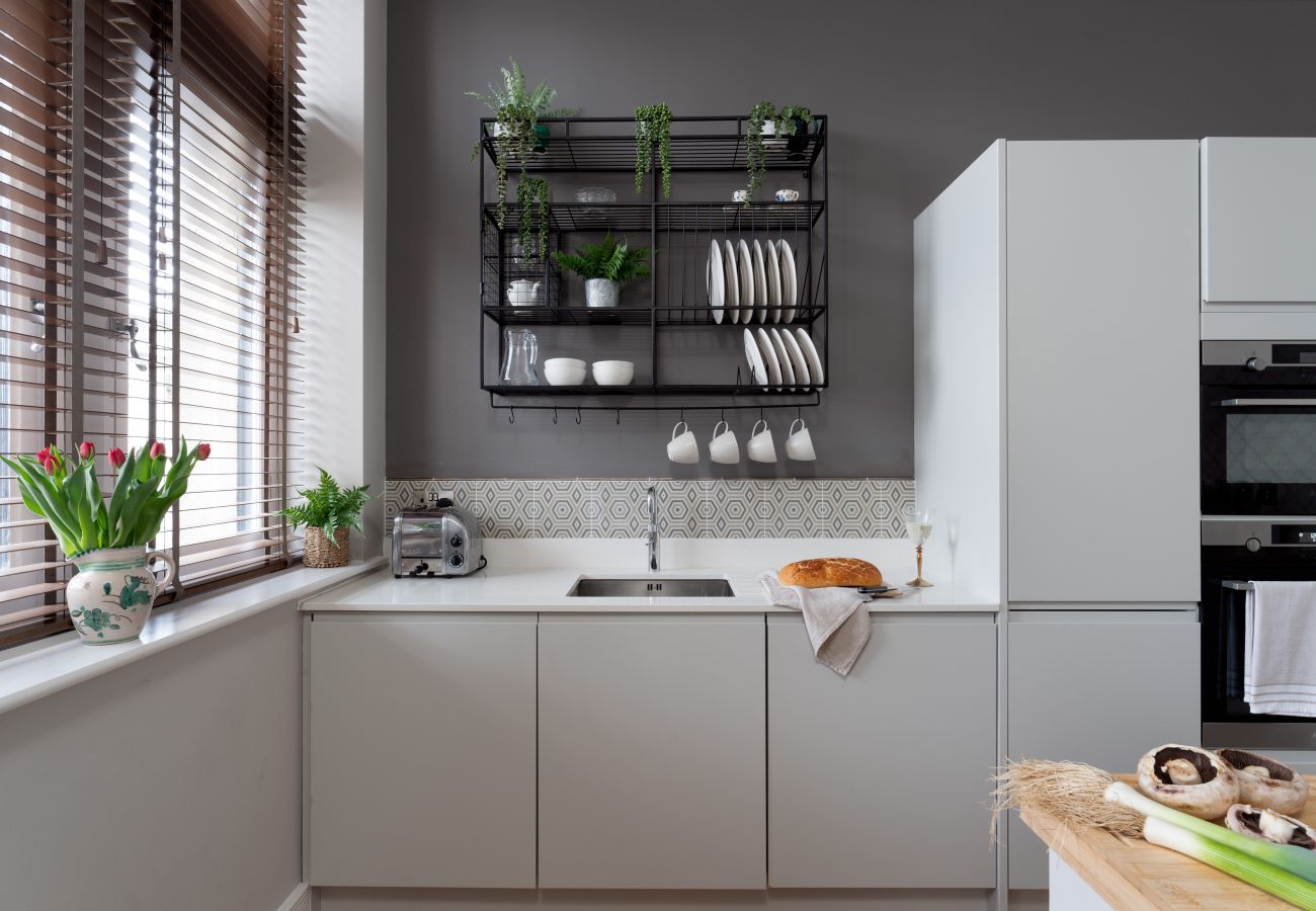 Fresh Escapes - Exeter City Centre Apartment, Cathedral Yard Sleeps 4 