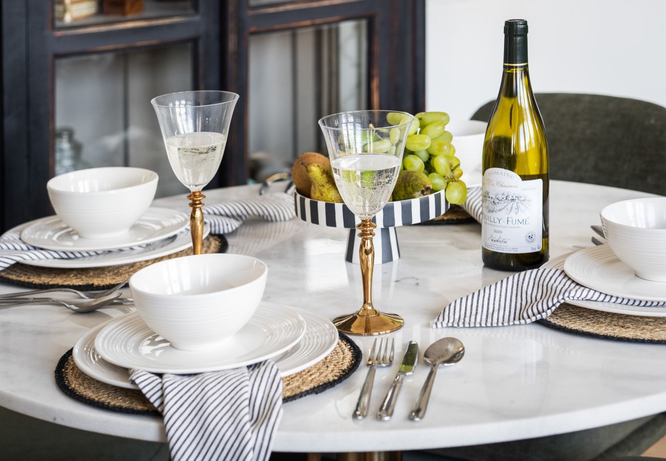 Fresh Escapes - Exeter City Centre Apartment, Cathedral Yard Sleeps 4 Dining