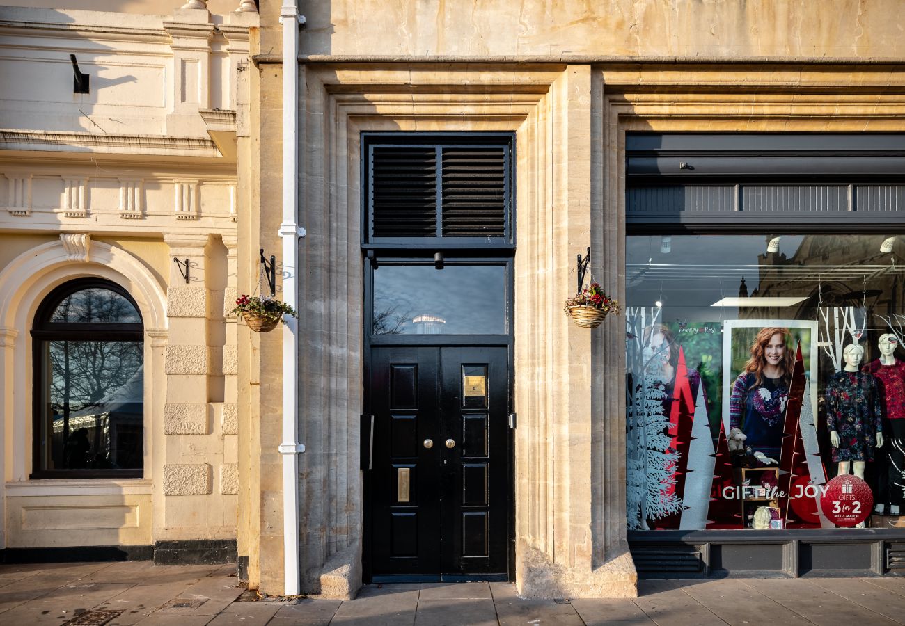 Fresh Escapes - Exeter City Centre Apartment, Cathedral Yard Sleeps 4 