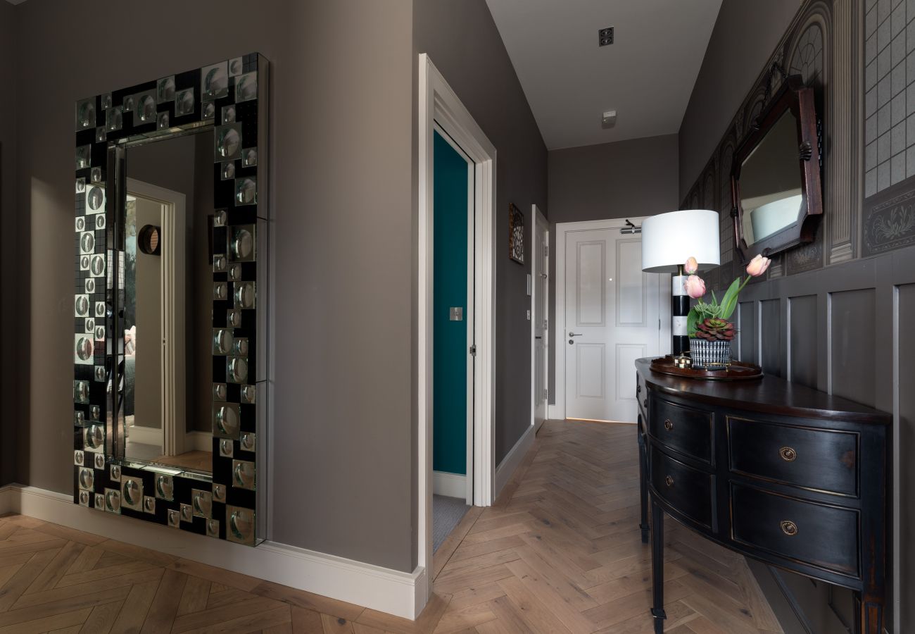 Fresh Escapes - Exeter City Centre Apartment, Cathedral Yard Sleeps 4 