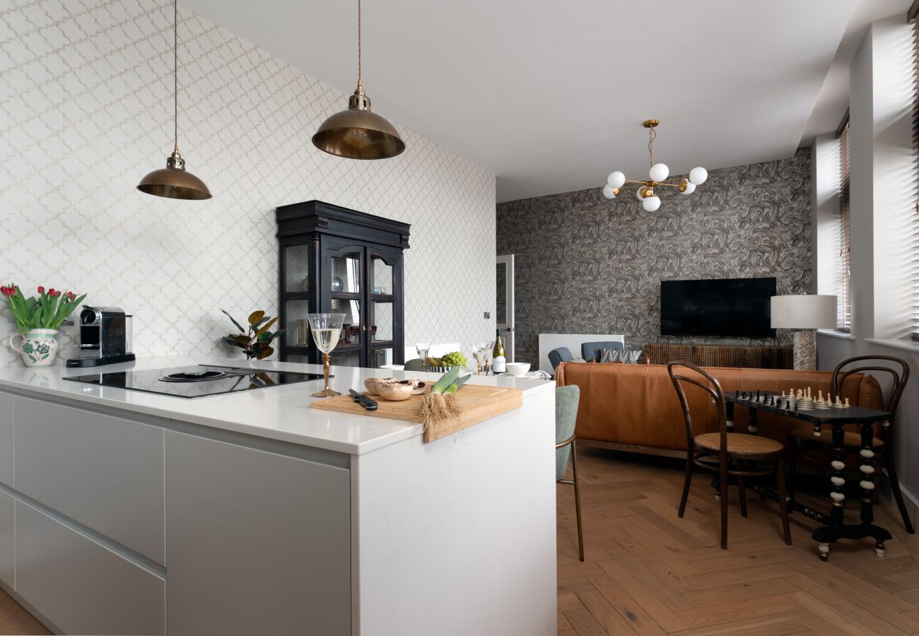 Fresh Escapes - Exeter City Centre Apartment, Cathedral Yard Sleeps 4 