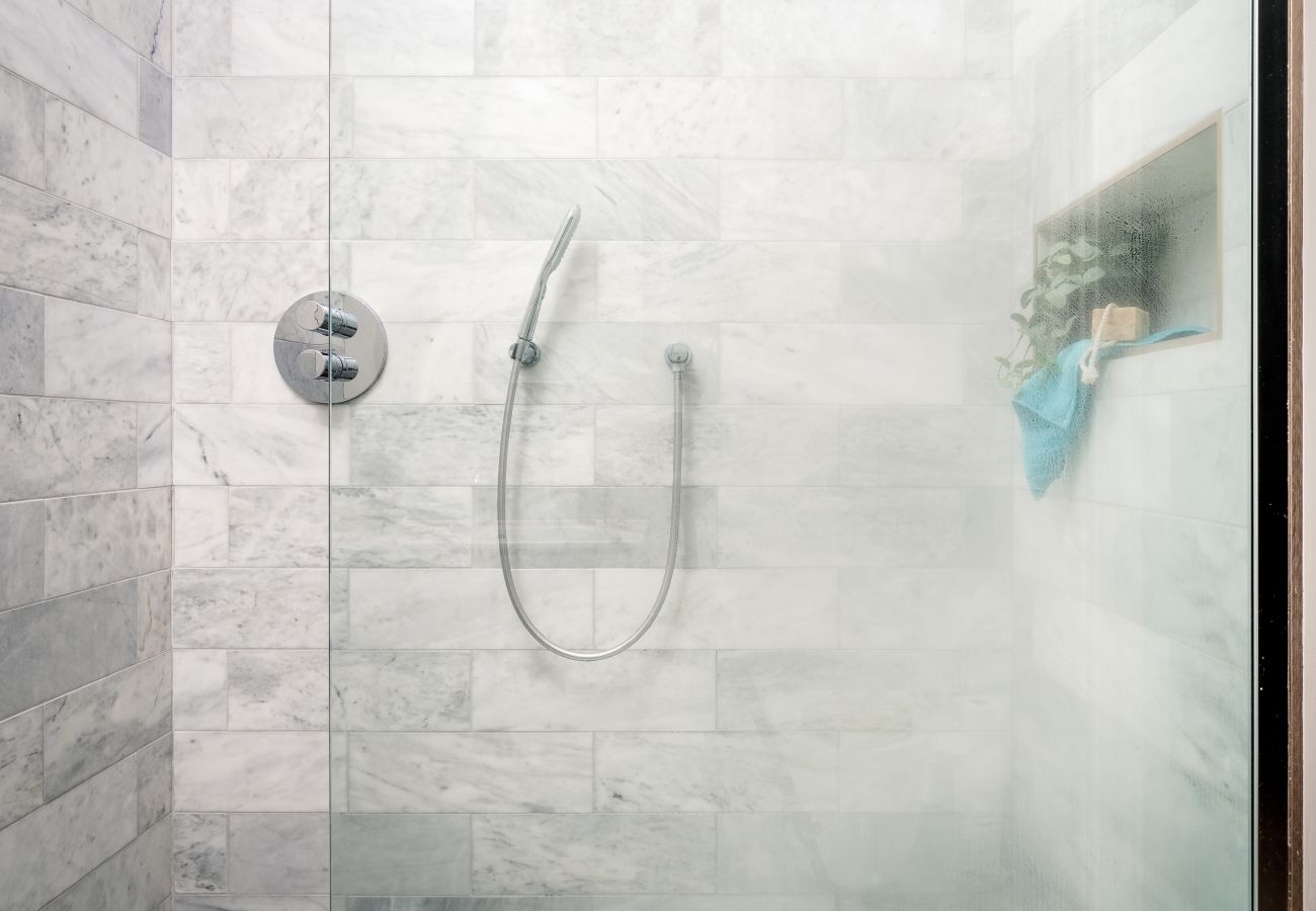 Fresh Escapes - Exeter City Centre Apartment, Cathedral Yard Sleeps 4 Bathroom