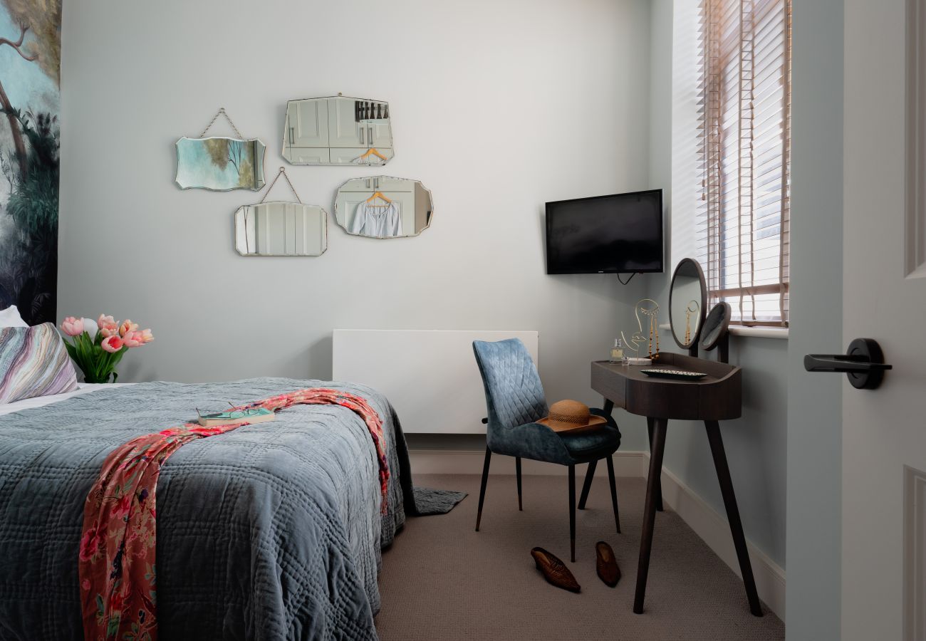 Fresh Escapes - Exeter City Centre Apartment, Cathedral Yard Sleeps 4 