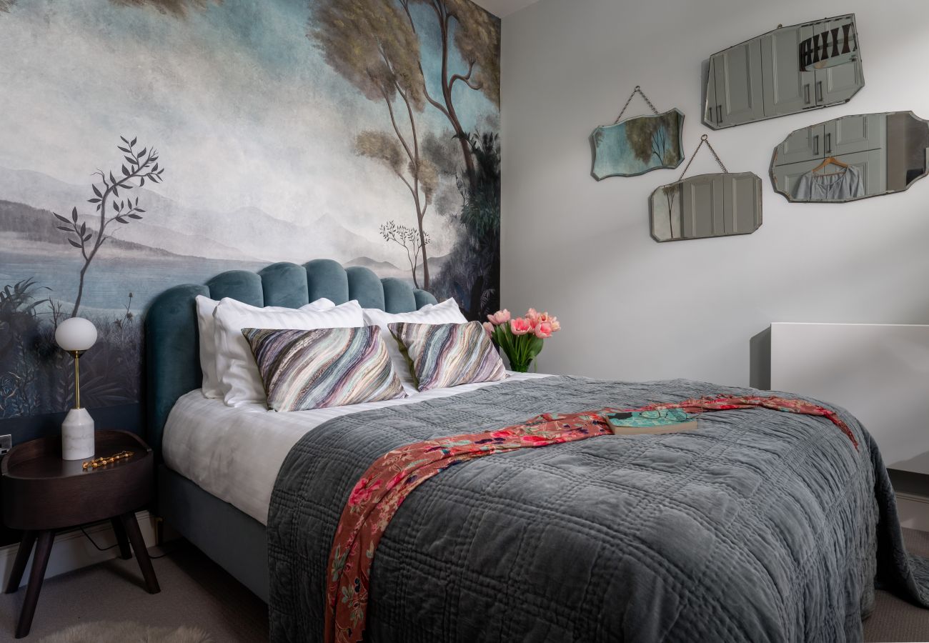 Fresh Escapes - Exeter City Centre Apartment, Cathedral Yard Sleeps 4  Bedroom