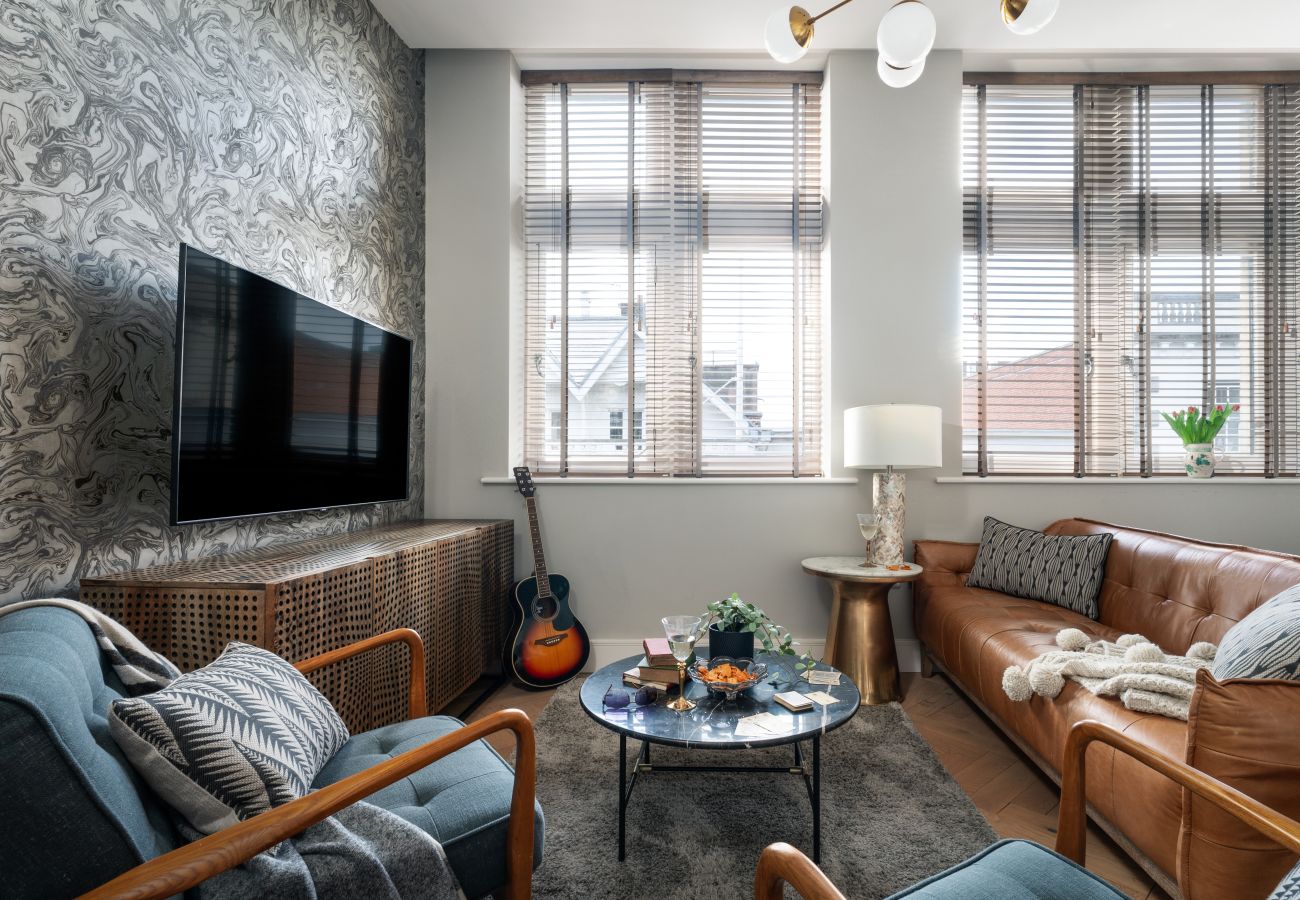 Fresh Escapes - Exeter City Centre Apartment, Cathedral Yard Sleeps 4 Lounge