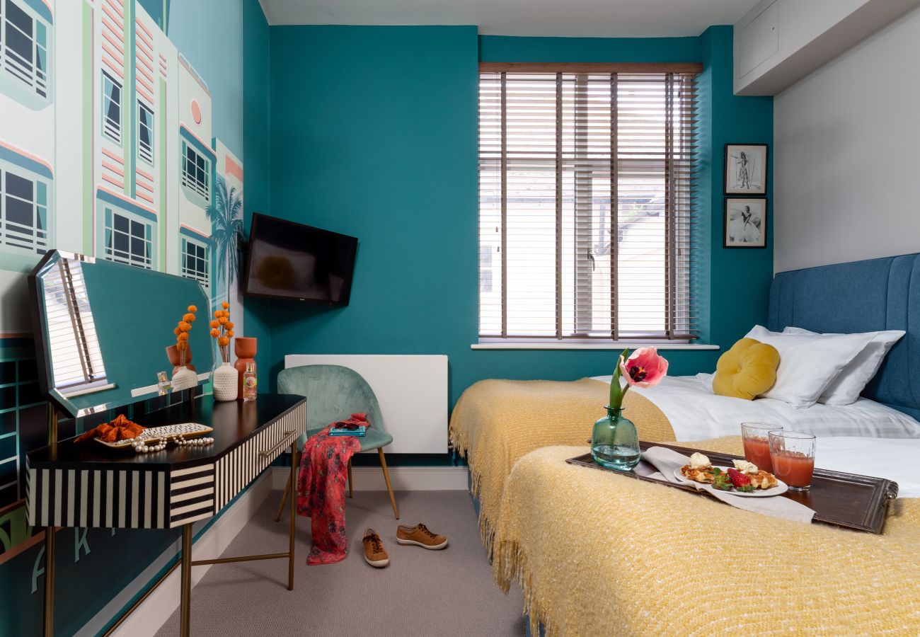 Fresh Escapes - Exeter City Centre Apartment, Cathedral Yard Sleeps 4 