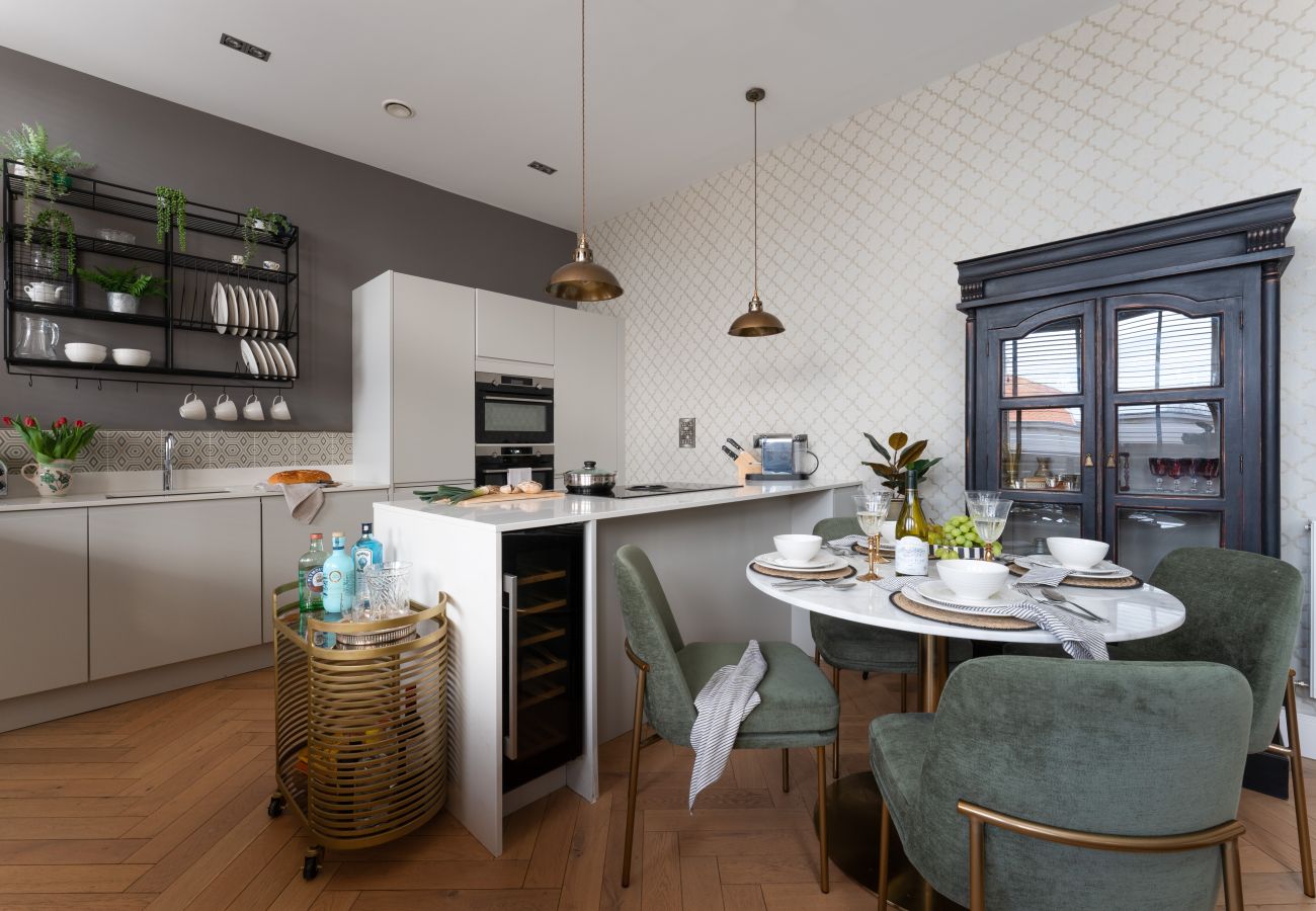 Fresh Escapes - Exeter City Centre Apartment, Cathedral Yard Sleeps 4 Kitchen