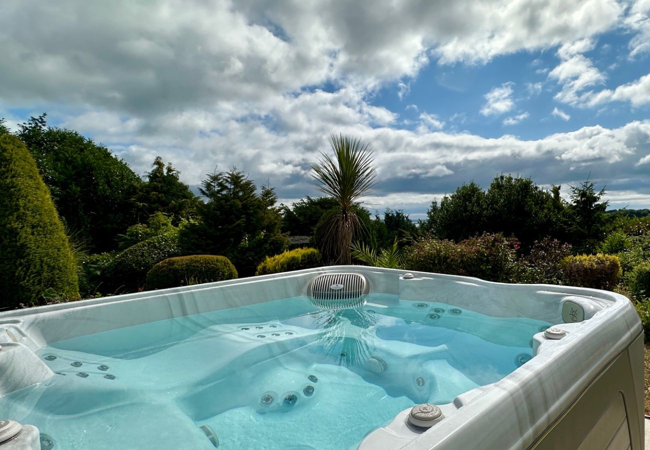 House in Paignton - The Spinney - Large home with hot tub, gym, amazing sea views