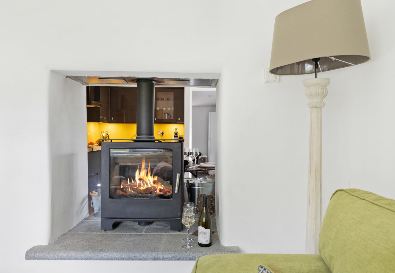 Bramblewood- Maidencombe Sleeps 6 with hot tub Cosy Fireplace