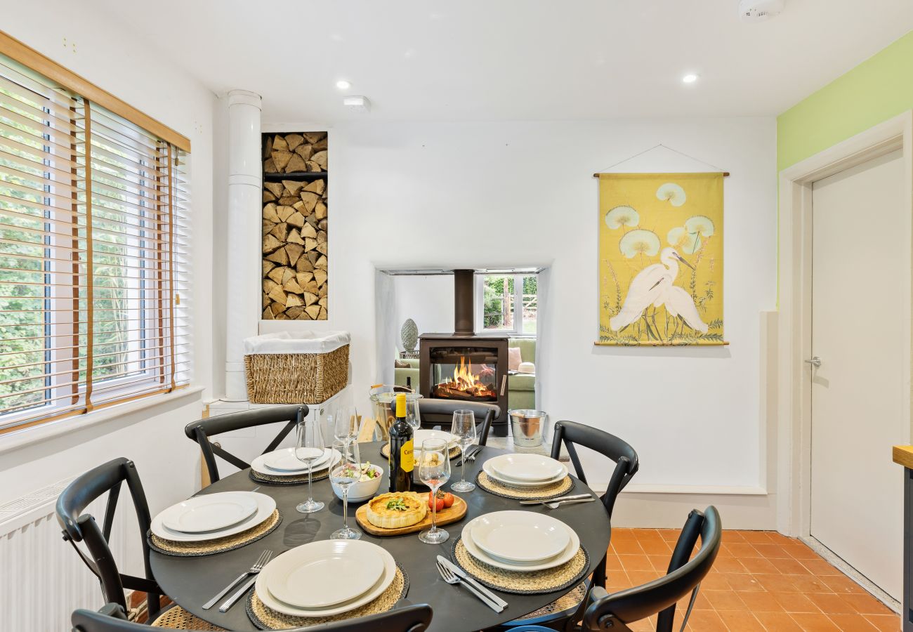 Bramblewood- Maidencombe Sleeps 6 with hot tub Dining room