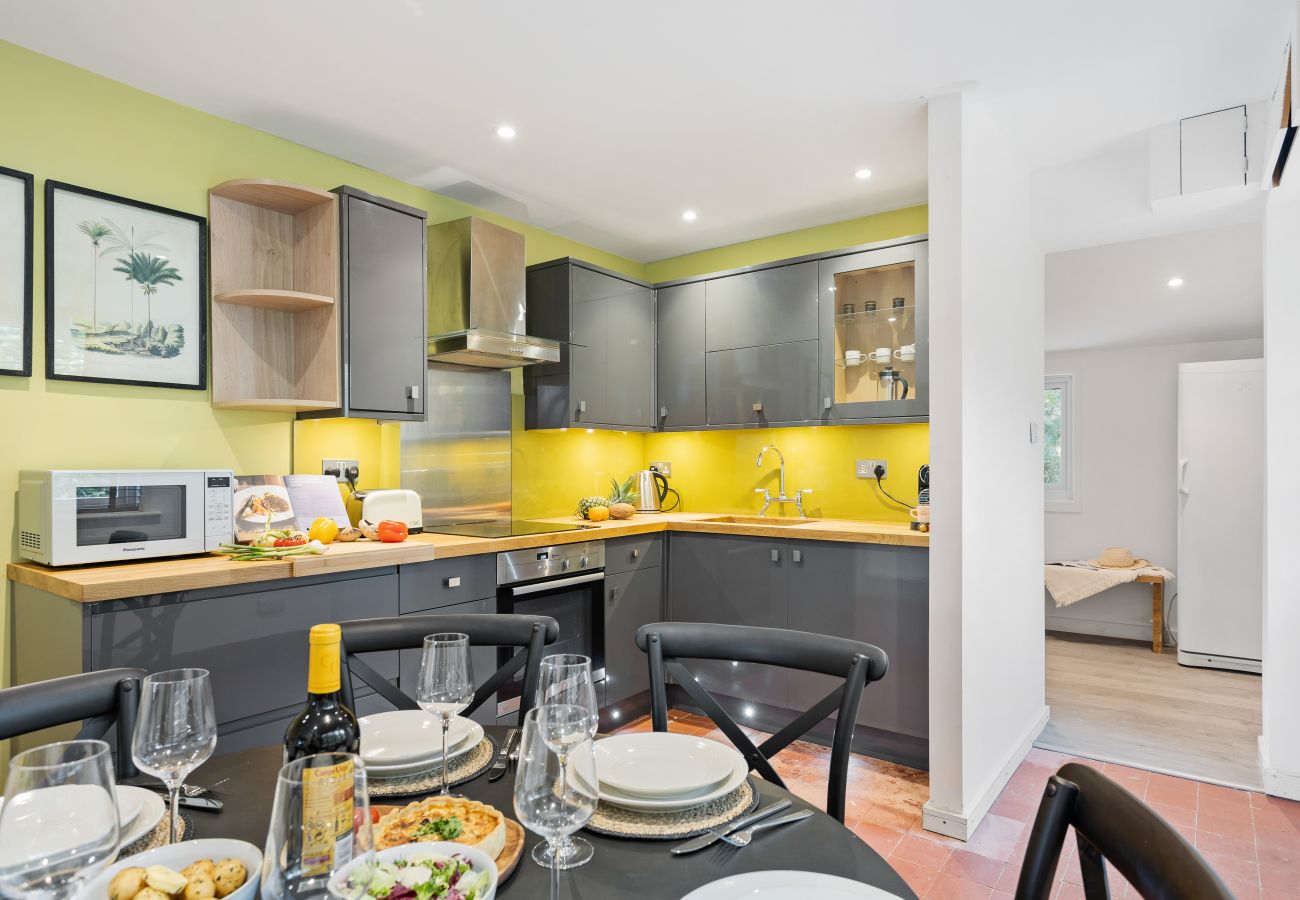 Bramblewood- Maidencombe Sleeps 6 with hot tub Kitchen