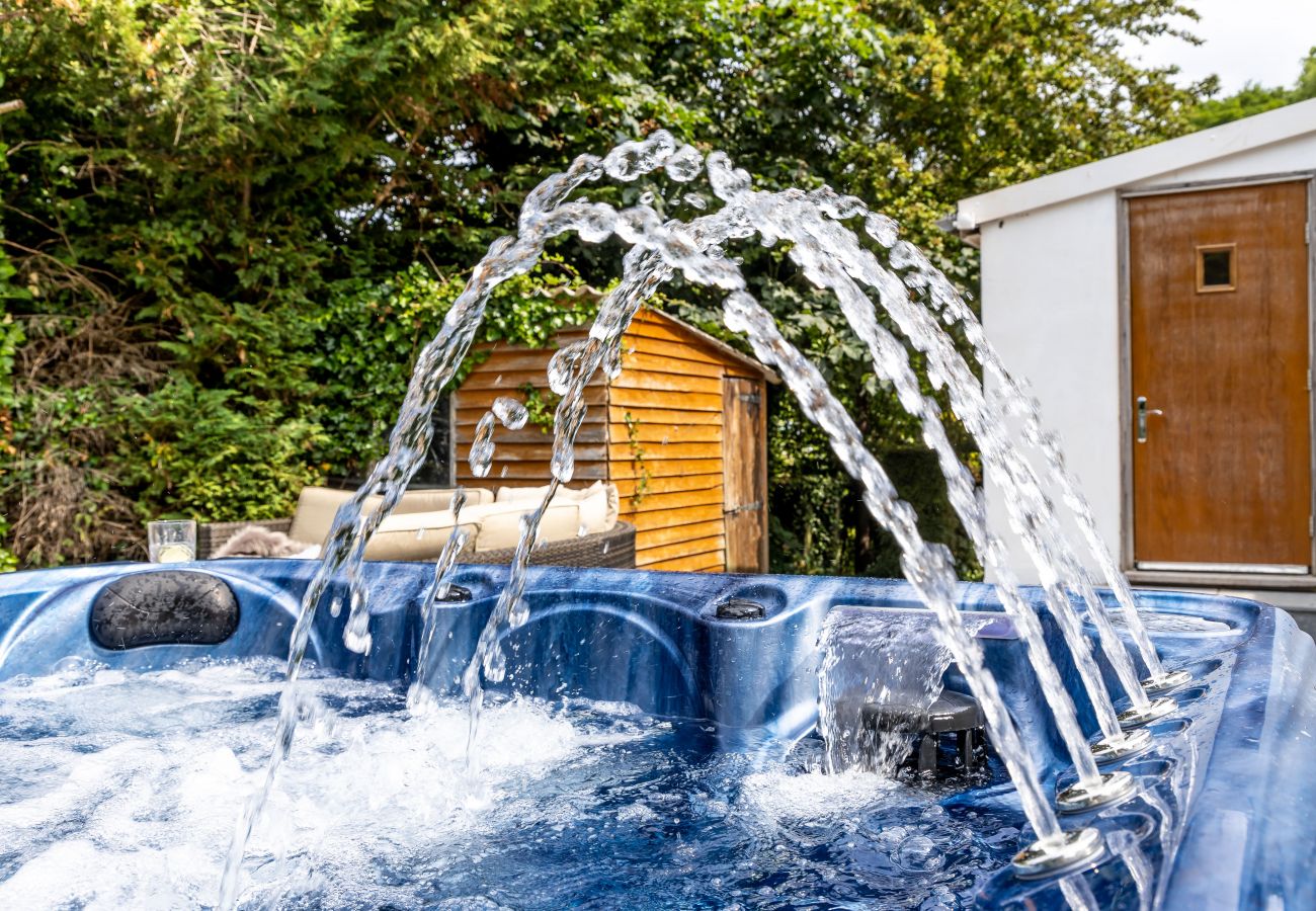 Fresh Escapes - Bramblewood- Maidencombe Sleeps 6 - Hot Tub