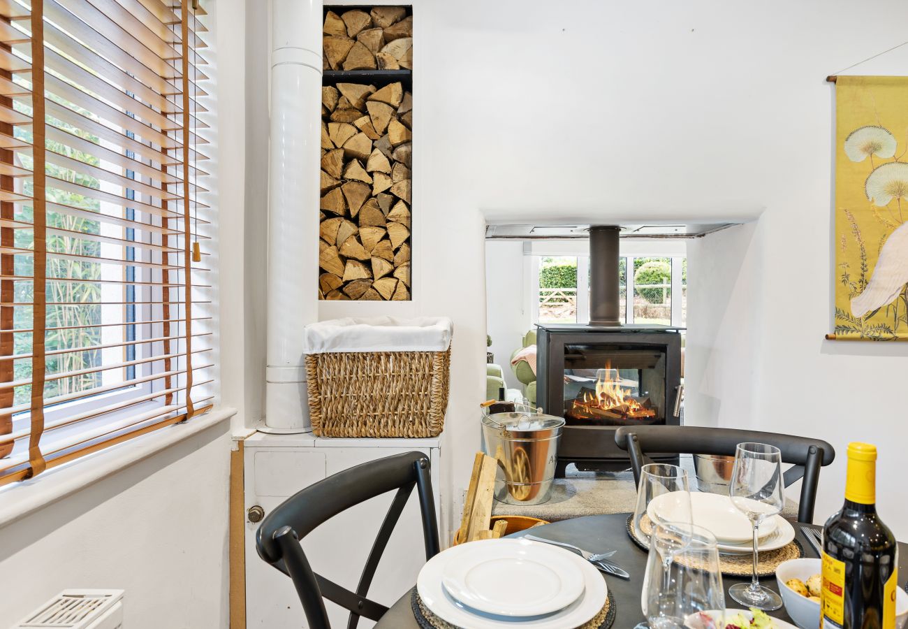 Bramblewood- Maidencombe Sleeps 6 with hot tub Dining room