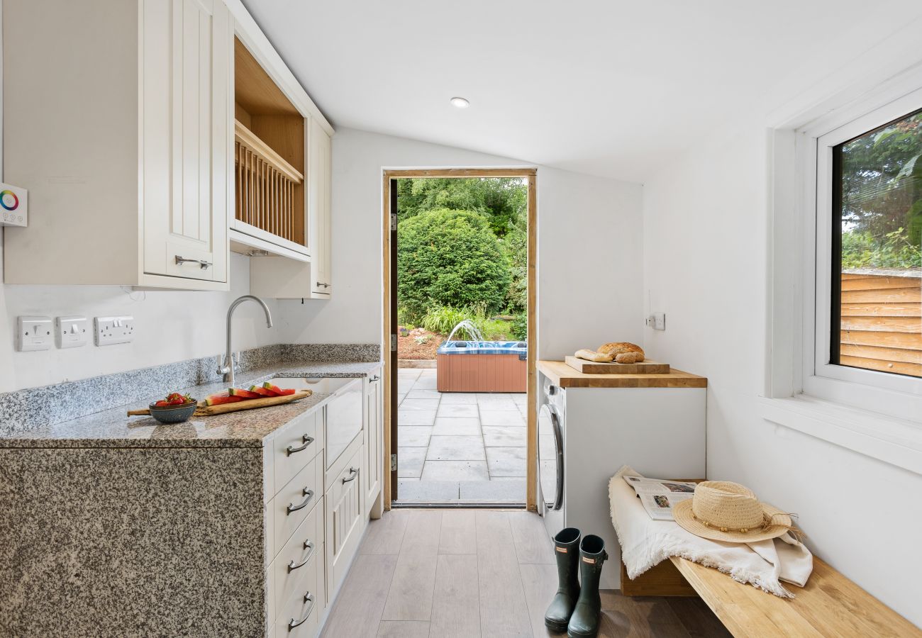 Bramblewood- Maidencombe Sleeps 6 with hot tub - Utility Room 
