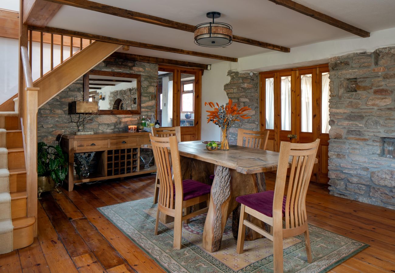 Cottage in Berry Pomeroy - The Old Coach House - cosy barn, garden and parking