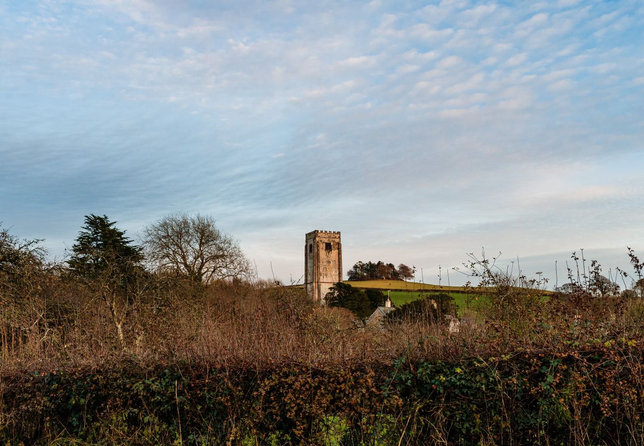 Cottage in Berry Pomeroy - The Old Coach House - cosy barn, garden and parking
