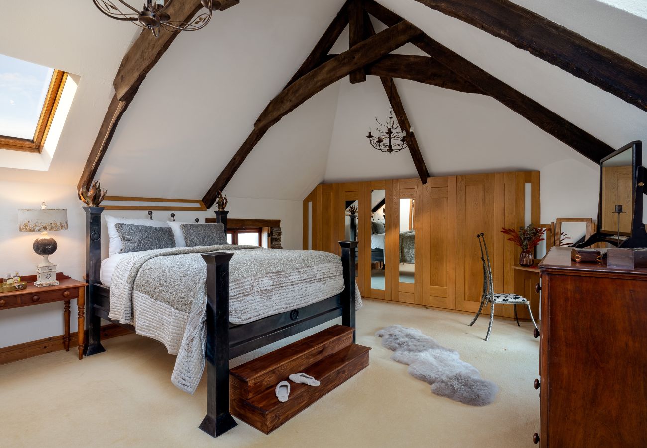 Cottage in Berry Pomeroy - The Old Coach House - cosy barn, garden and parking