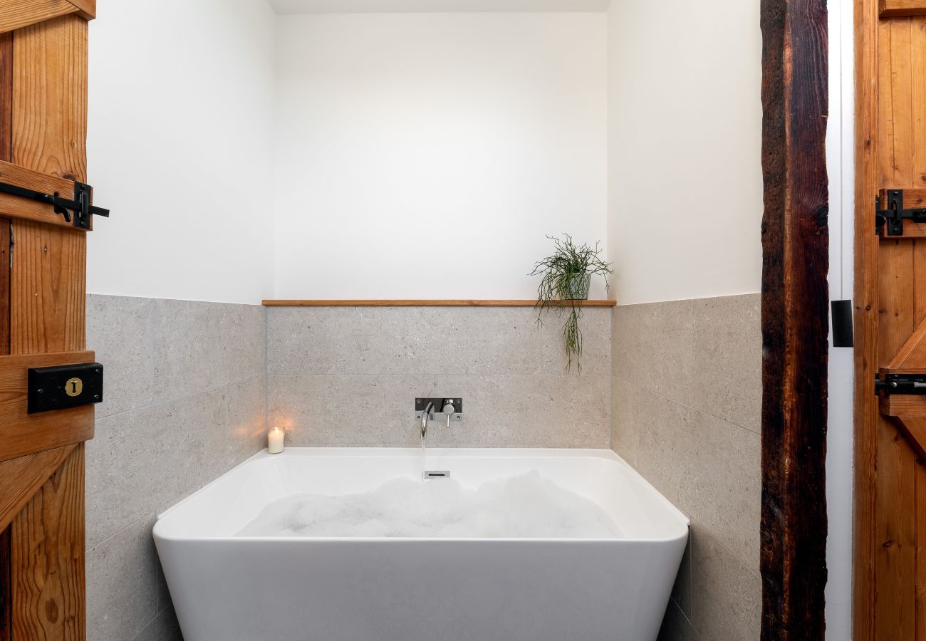 Cottage in Berry Pomeroy - The Old Coach House - cosy barn, garden and parking