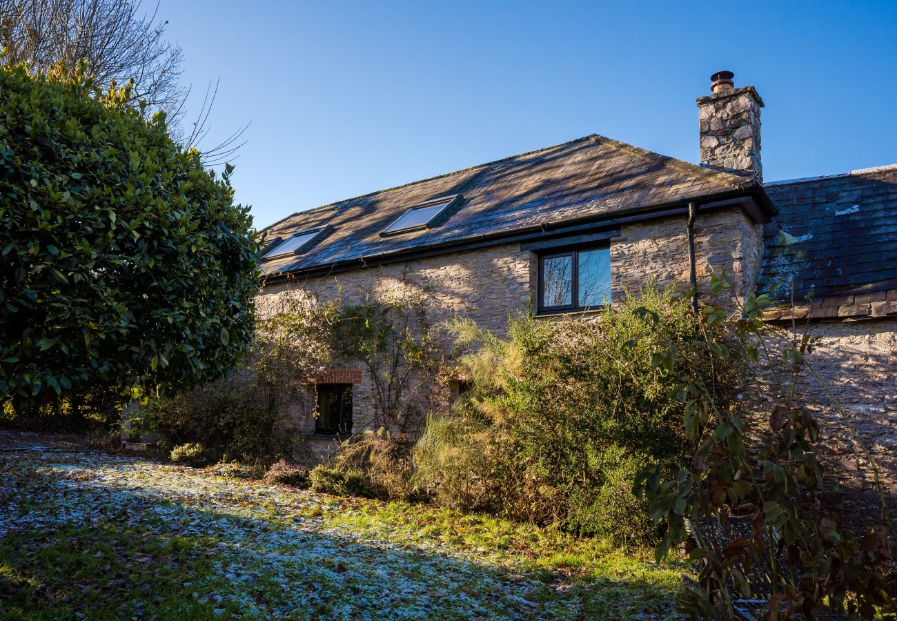 Cottage in Berry Pomeroy - The Old Coach House - cosy barn, garden and parking