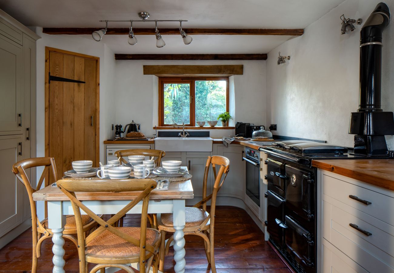 Cottage in Berry Pomeroy - The Old Coach House - cosy barn, garden and parking