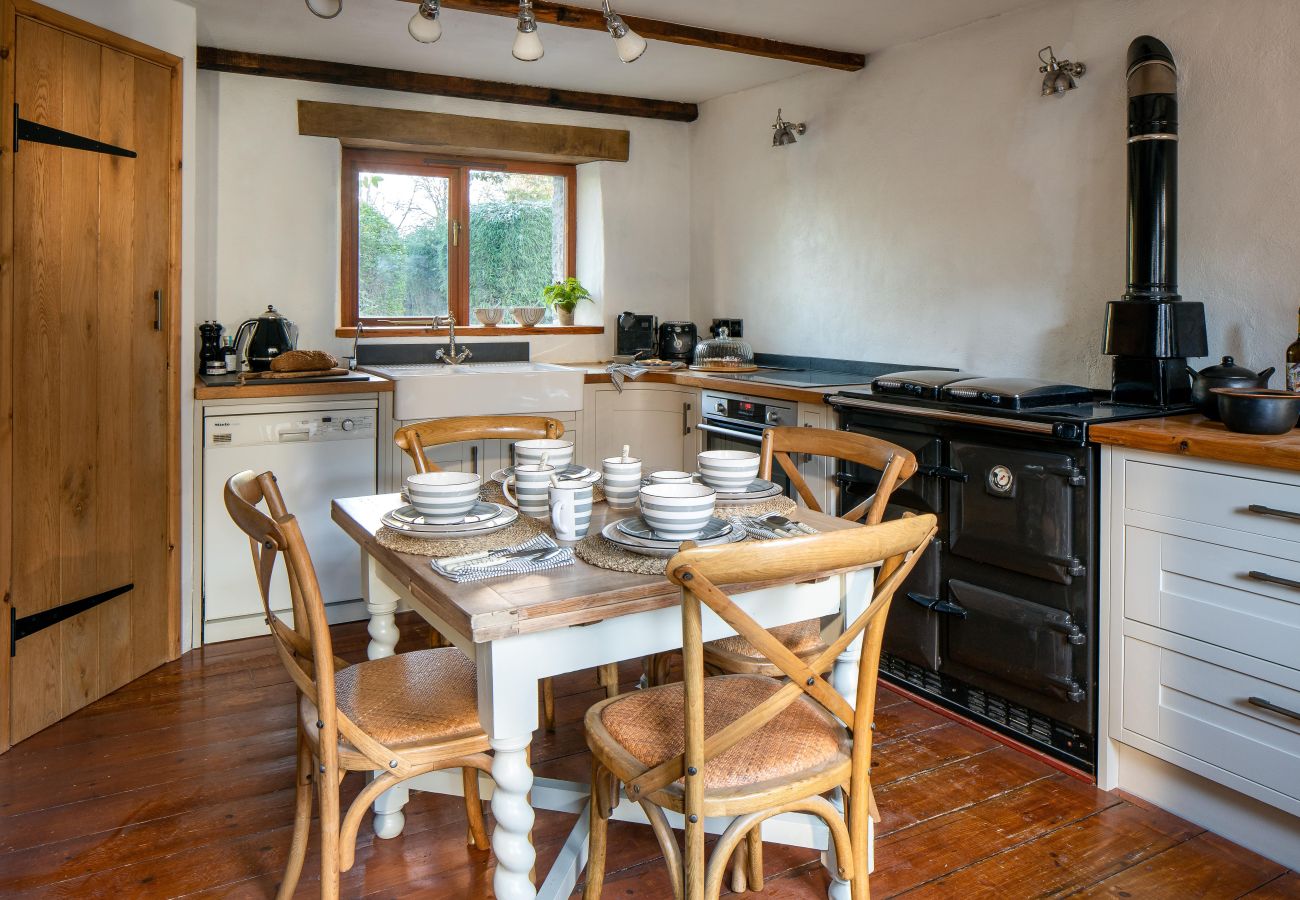 Cottage in Berry Pomeroy - The Old Coach House - cosy barn, garden and parking