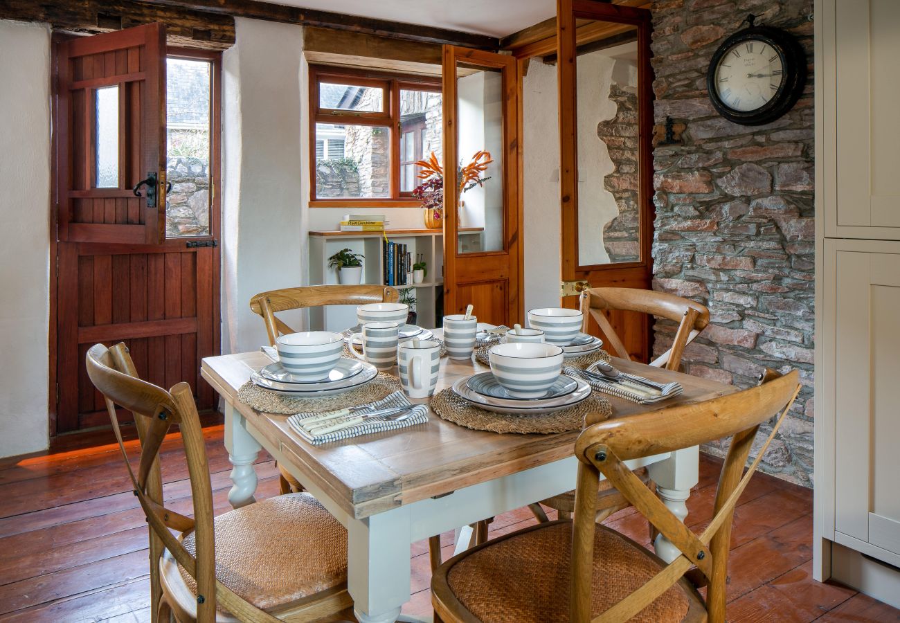 Cottage in Berry Pomeroy - The Old Coach House - cosy barn, garden and parking