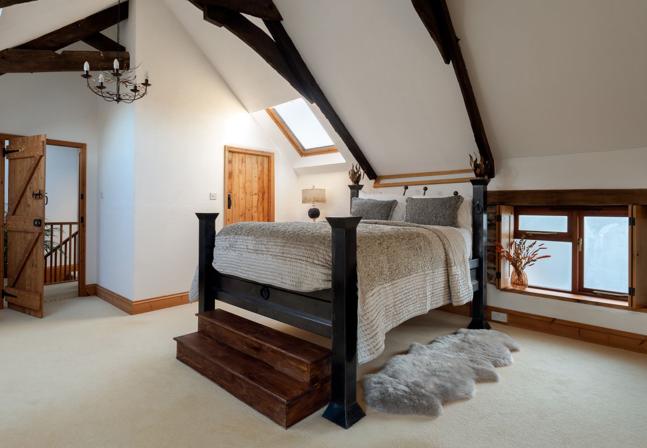 Cottage in Berry Pomeroy - The Old Coach House - cosy barn, garden and parking