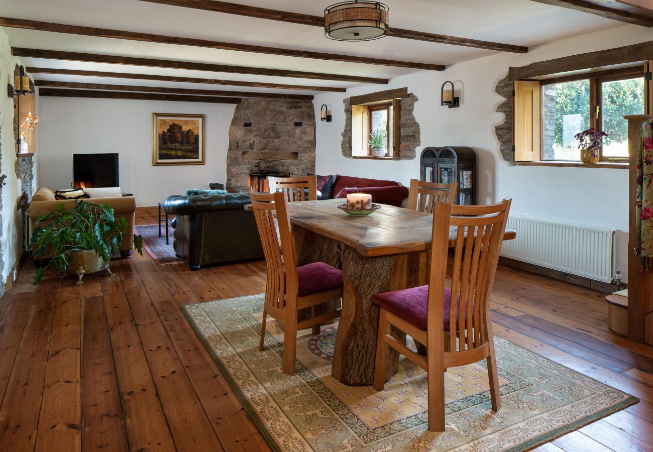 Cottage in Berry Pomeroy - The Old Coach House - cosy barn, garden and parking