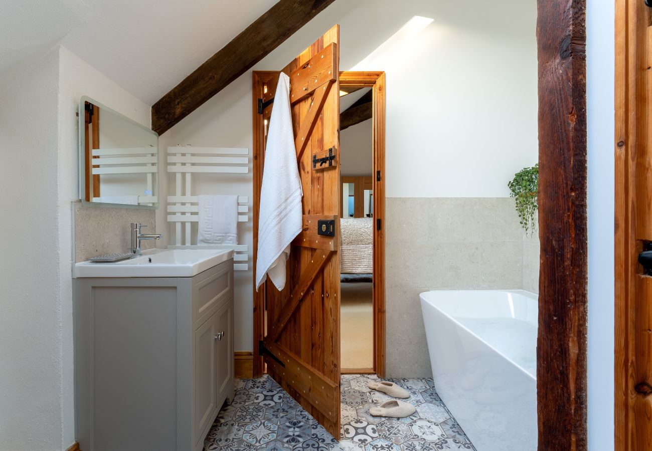 Cottage in Berry Pomeroy - The Old Coach House - cosy barn, garden and parking