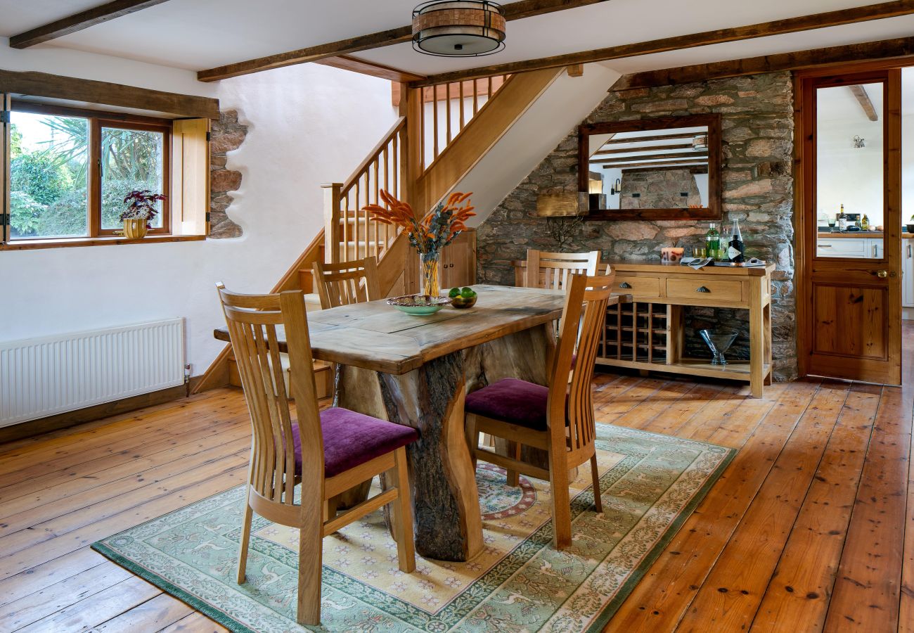 Cottage in Berry Pomeroy - The Old Coach House - cosy barn, garden and parking