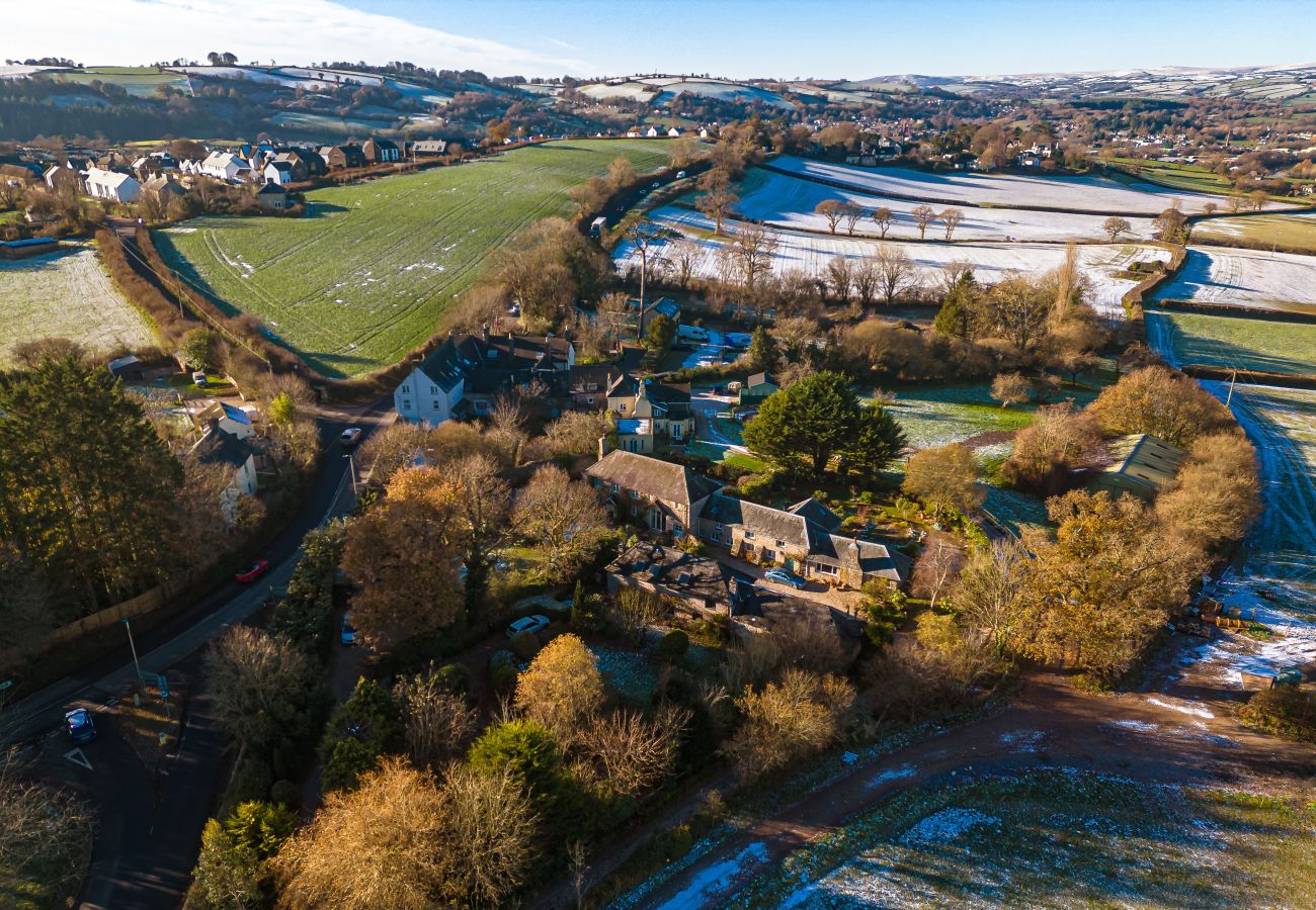 Cottage in Berry Pomeroy - The Old Coach House - cosy barn, garden and parking