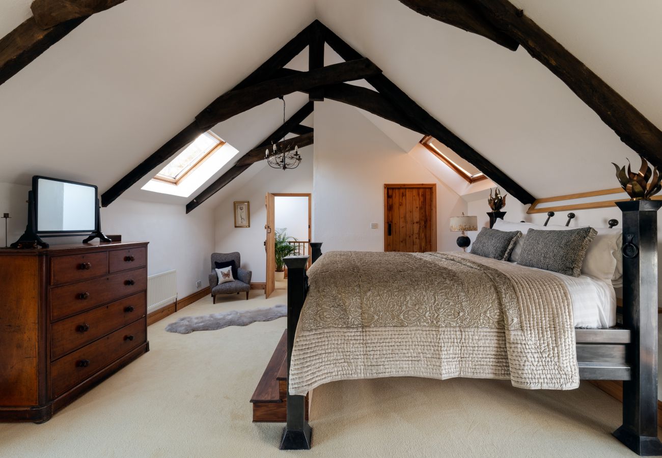 Cottage in Berry Pomeroy - The Old Coach House - cosy barn, garden and parking