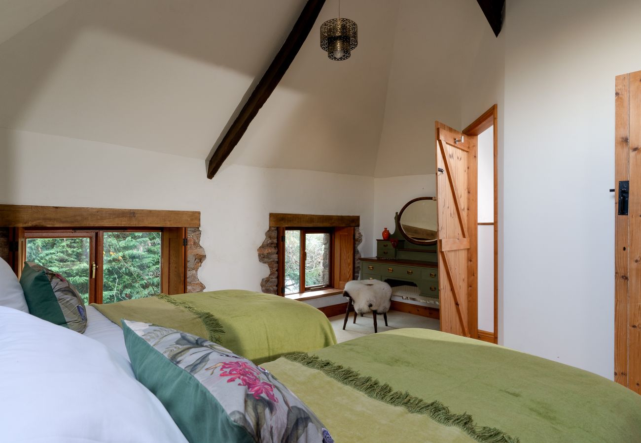 Cottage in Berry Pomeroy - The Old Coach House - cosy barn, garden and parking