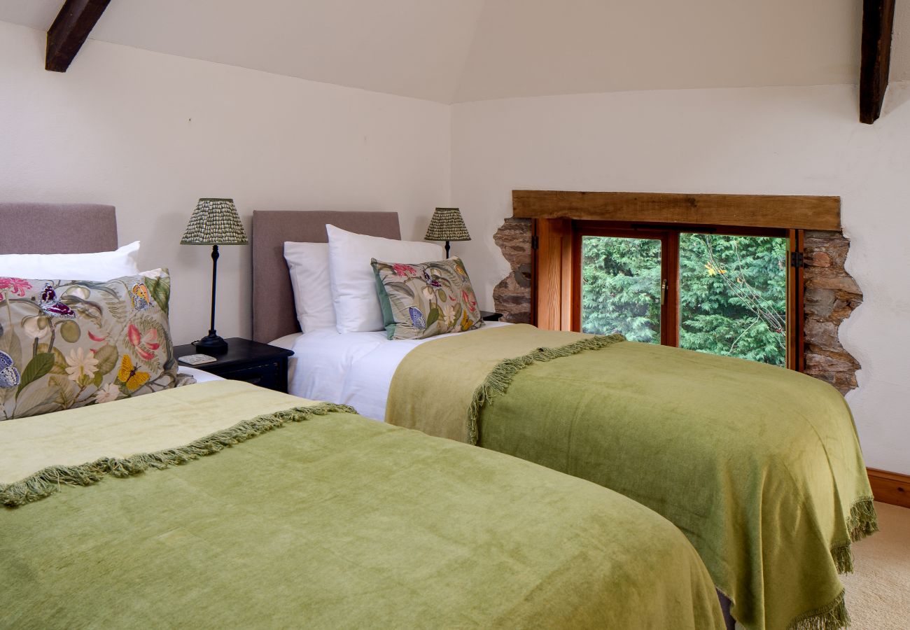 Cottage in Berry Pomeroy - The Old Coach House - cosy barn, garden and parking