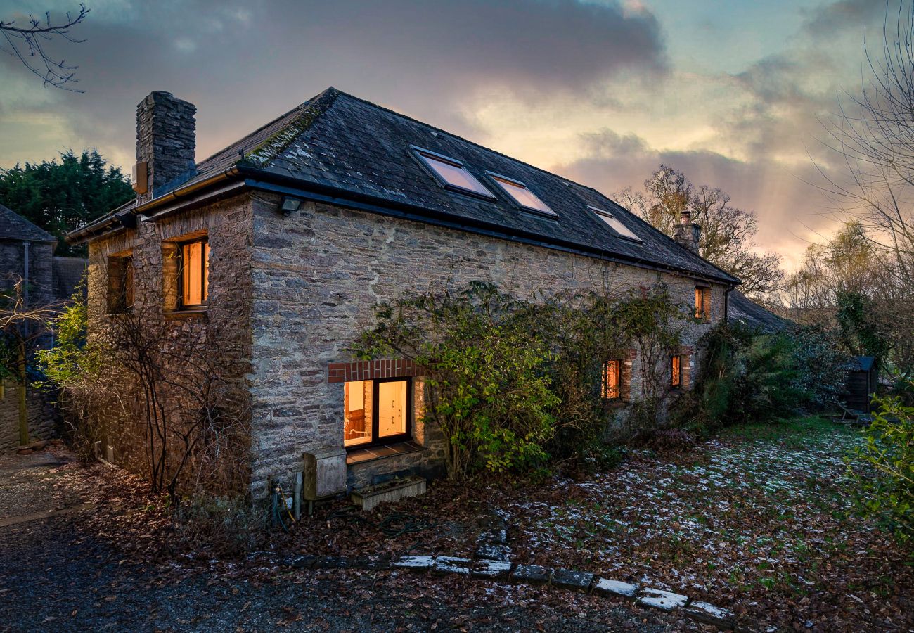 Cottage in Berry Pomeroy - The Old Coach House - cosy barn, garden and parking