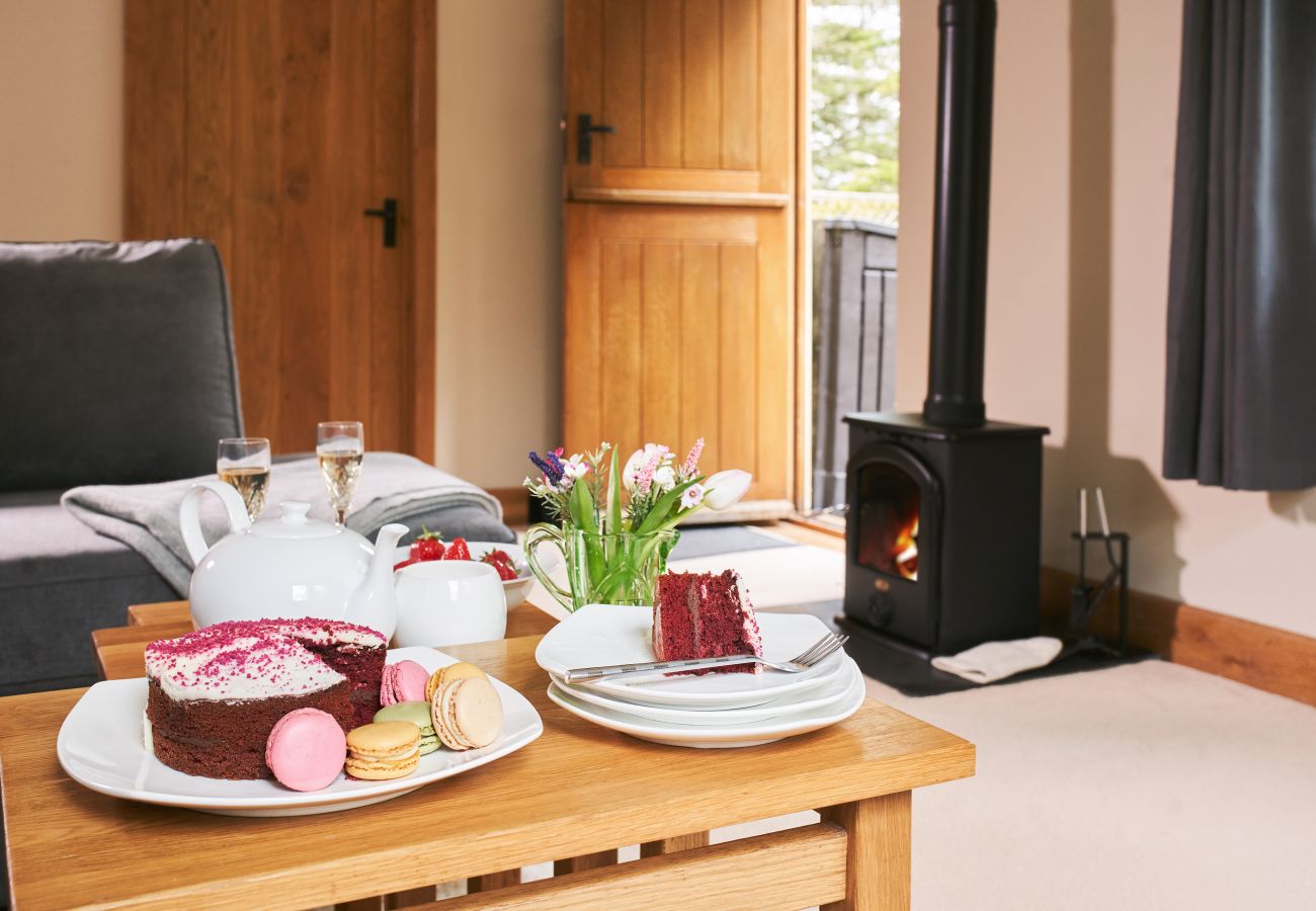 Fresh Escapes - Swifts Return - Romantic -  hot tub , sauna, pool