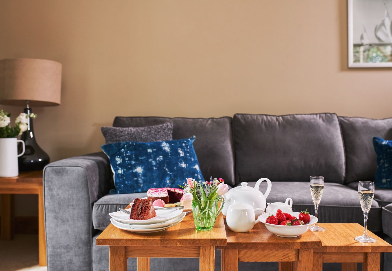 Fresh Escapes - Swifts Return - Romantic -  hot tub , sauna, pool